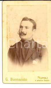 Fotografia d epoca originale 1890 ca MILANO Ritratto maschile con abito scuro Foto Giovanni BONAIUTO CDV 1