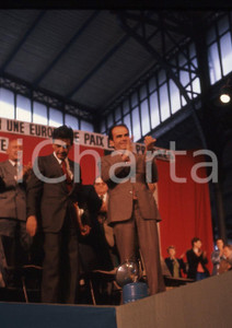 35mm vintage slide* 1976 PANTIN Enrico BERLINGUER Georges MARCHAIS - PCI PCF (4)  Diapositiva d'epoca, in formato 35 mm.Nella diapositiva compaiono Enrico Berlinguer e Georges Marchais, segretari dei Partiti Comunisti Italiano e Francese, in occasione di un meeting sull'eurocomunismo intitolato "Le democratie et le socialisme pour une Europe de paix et de progres", tenutosi a Pantin, in Francia.  CONDIZIONI: GOODTutti i diritti riservati.E' severamente vietata la riproduzione. ICharta mette in vendita, sul negozio eBay e in esclusiva sul sito "icharta" il proprio archivio composto da numerose diapositive e negativi fotografici d'epoca, tutti originali e autentici, che attraversano la storia del costume italiano tra gli la fine degli anni Sessanta e Novanta.Si tratta di uno sguardo inedito sull'attualit&agrave;, la politica, la vita quotidiana, il gossip e la cultura, che fotografa il cambiamento della nazione in quest'ultimo scorcio del XX secolo. Un'occasione unica per il mercato del collezionismo, che vede finalmente disponibile un archivio eccezionale per vastit&agrave;, tematiche e condizioni, in un settore (il negativo fotografico e la diapositiva) di assoluta novit&agrave; e dalle interessanti prospettive di investimento.  originale e autentica 1