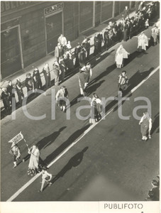 1953 GENOVA Celebrazioni Colombiane - Sfilata costumi LIGURIA *Foto 18x24 cm Fotografia d'epoca.CONDIZIONI: G FORMATO: 18x24 cm      originale e autentica 1
