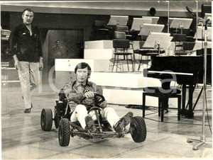 1970 ca TV ITALIA Renato RASCEL pilota un kart nello studio - Foto 27x20 cm