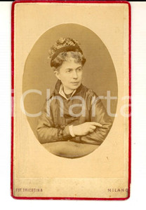 Fotografia d epoca originale 1870 ca MILANO Donna con acconciatura floreale Fotografia TRIESTINA CDV 1