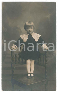1910 ca ITALIA Bambino con colletto in pizzo - Fotografia anonima 8x13 cm  Fotografia d'epoca in formato cartolina postale. FAIR/discreto Lievi smussature agli angoli Formato: 8x13 originale e autentica 1