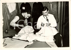 Fotografia d epoca originale 1930 ca ROMA Sarti rifiniscono abiti papali Fotografia 18 x 13 cm 1