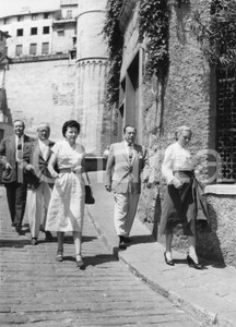 1955 GENOVA Robert WAGNER sindaco di New York in visita - Foto vintage 18x24 cm 1955Fotografia vintage rara d'epoca.Timbro archivio Publifoto Genova al verso.FORMATO: 18x24 cm CONDIZIONI: FAIR (lievi increspature marginali e minimi difetti di stampa)ICHARTA mette in vendita le stampe vintage della collezione Publifoto Genova, per la maggior parte inedita o in tiratura di pochi esemplari. Si tratta di un'ottima opportunit&agrave; di investimento per i collezionisti di fotografie d'epoca.    originale e autentica 1