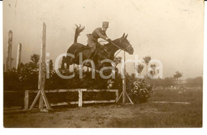 Fotografia d'epoca originale 1915 ca ROMA Piazza di SIENA Militare in addestramento alla SCUOLA DI CAVALLERIA 1