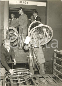 1956 CICLISMO MILANO Partenza azzurri per i mondiali - Bici caricate sul treno