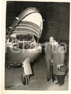 1953 HATFIELD Prince Akihito of Japan visiting DE HAVILLAND Aircraft Company