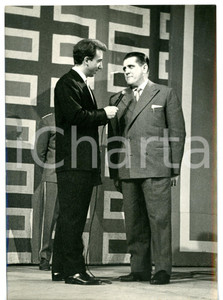 1957 LASCIA O RADDOPPIA? Mike BONGIORNO intervista il concorrente Gino LENA