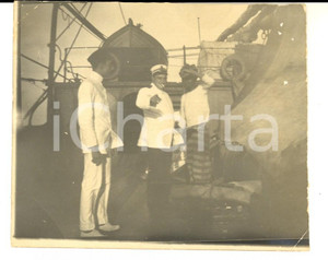 Fotografia d'epoca originale 1909 Regia Nave MONTEBELLO Ufficiale dÃ  ordini ai mozzi indiani *Foto 11x8 1