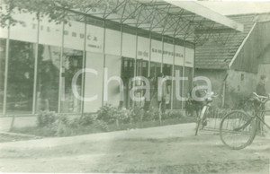 Cartolina originale da collezione 1967 NOVOSELEC CROAZIA Clienti fuori dal supermercato Cartolina FP VG 1