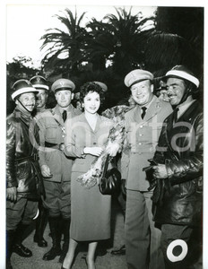 1955 SANREMO - RALLY DEL CINEMA Gina LOLLOBRIGIDA con agenti di Polizia *Foto