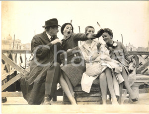 1959 FESTIVAL VENEZIA - VAN HEFLIN Silvana MANGANO Carla GRAVINA Jeanne MOREAU Fotografia d'epoca con didascalia coeva al verso. CONDIZIONI: POOR (ingiallimenti laterali e piccola sbrecciatura al margine inferiore)FORMATO: 24x18 cm      originale e autentica 1