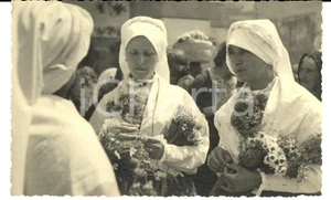 Fotografia d epoca originale 1940 TRIESTE Giovani donne in costume tradizionale  Festa primavera Foto FP 1