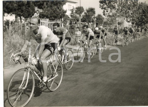 1955 CICLISMO GIRO D'ITALIA Fiorenzo MAGNI Raphael GEMINIANI Fausto COPPI Foto Fotografia d'epoca con didascalia coeva. CONDIZIONI: FAIR (lieve sovraimpressione orizzontale)FORMATO: 18x13 cm     originale e autentica 1