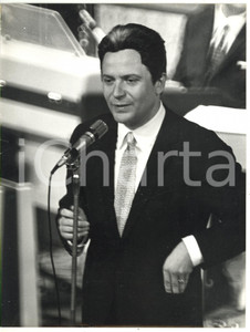 1968 SANREMO - CANTAGIRO Alighiero NOSCHESE imita Aldo MORO *Foto 18x24 cm  Fotografia d'epoca, con didascalia coeva al verso.  CONDIZIONI: FAIR (piegatura al margine sinistro; bassa qualit&agrave; di stampa)FORMATO: 18x24 cm     originale e autentica 1