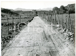 1968 CICLISMO GIRO DI LOMBARDIA Muro di SORMANO Tratto in discesa nella campagna Fotografia d'epoca con didascalia coeva.  CONDIZIONI: POOR (piegature al margine superiore) FORMATO: 24x18 cm     originale e autentica 1