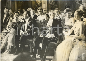 1959 PARIS ELYSEE Ranieri e Grace di Monaco a ricevimento con Charles DE GAULLE Fotografia d'epoca con didascalia coeva al verso. CONDIZIONI: FAIR (aloni)FORMATO: 18x13 cm     originale e autentica 1