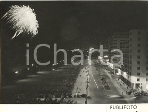 1953 GENOVA Celebrazioni Colombiane - Fuochi d'artificio sul mare *Foto 24x18 cm Fotografia d'epoca.CONDIZIONI: G (ma minimo difetto di stampa al margine inferiore; piccola sovraimpressione circolare)FORMATO: 24x18 cm      originale e autentica 1