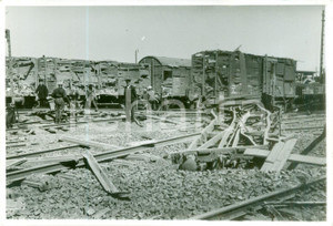 Fotografia d epoca originale 1943 KOLN WW2 Vagoni ferroviari distrutti dai bombardamenti Fotografia 1