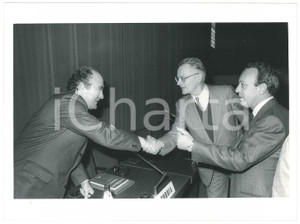 Fotografia d epoca originale 1985 ca ITALIA Giuseppe DE RITA Alain TOURAINE Giuseppe COSENTINO Foto 24x17 1