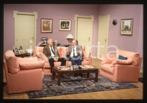 Fotografia d epoca originale 2000 ca CASA VIANELLO Raimondo VIANELLO in salotto 35mm vintage slide 1 1