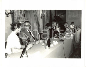 1988 CERNOBBIO Villa d'Este - Robert MITCHUM e Bette DAVIS durante conferenza