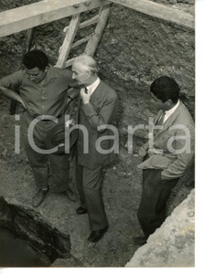 1955 SASSARI Antonio SEGNI segue lavori per la ricerca dell'acqua *Foto 13x18 cm Fotografia d'epoca, con didascalia coeva al verso.CONDIZIONI: G (ma lievi sovraimpressioni)FORMATO: 13x18 cm    originale e autentica 1