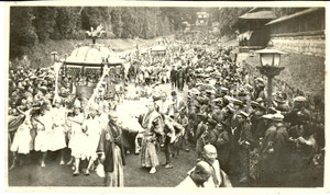 Fotografia d epoca originale 1930 ca NIKKO GIAPPONE Processione sulla collina sacra Fotografia 1