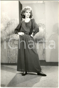1970 ca COSTUME Cantante Iva ZANICCHI in abito lungo *Foto 20x30 cm Fotografia di agenzia. CONDIZIONI: G (ma lievi graffi superficiali)FORMATO: 20x30 cm    originale e autentica 1