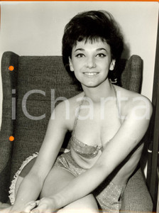 Fotografia d epoca originale 1960 ca MILANO MODA  Modella posa in bikini su una poltrona Fotografia VINTAGE 1