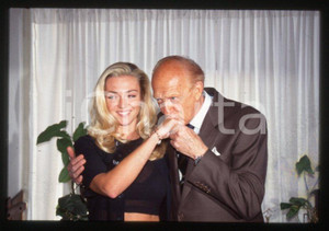 Fotografia d epoca originale 1996 MILANO Raimondo VIANELLO Paola BARALE 35mm vintage slide 2 1