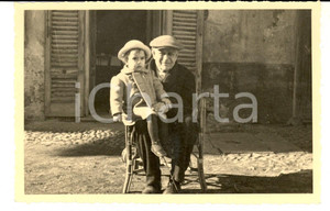 Fotografia d epoca originale 1940 ca MILANO Nonno con la nipotina nel cortile di casa  Foto VIGANO  VINTAGE 1