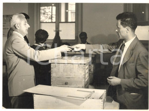 1958 MILANO ELEZIONI Gigi VILLORESI vota al seggio - Fotografia 18x13 cm