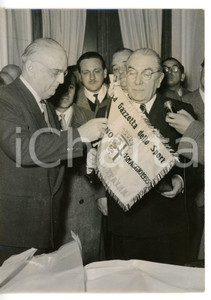 1954 MILANO Giuseppe AMBROSINI dona a Virgilio FERRARI stendardo GIRO D'ITALIA