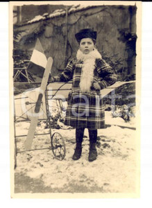 Fotografia d epoca originale 1960 ca MILANO ? Bambina con piccolo aliante e tricolore italiano Foto 5x8 1
