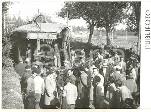 1956 NAPOLI Scontro tra due tram - Folla di curiosi tra le macerie *Foto 18x13