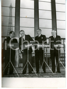 1954 PARIS TROCADERO John FOSTER DULLES - Anthony EDEN - Konrad ADENAUER *Foto Fotografia d'epoca con didascalia coeva al verso. CONDIZIONI: G (ma piccola macchia al margine superiore)FORMATO: 13x18 cm     originale e autentica 1