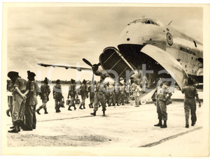 1953 CALCUTTA Indian 'Custodian' troops leaving to Korea - Photo 20x15 cm Fotografia d'epoca, con didascalia coeva al verso. CONDIZIONI: G (ma lievi piegature)FORMATO: 20x15 cm    originale e autentica 1