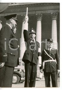 1954 PARIS Pizzardone dirige il traffico con vigili urbani francesi *Foto 13x18 Fotografia d'epoca con didascalia coeva al verso. CONDIZIONI: GFORMATO: 13x18 cm     originale e autentica 1