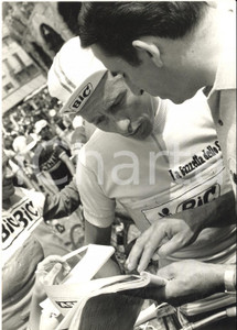 1967 CICLISMO GIRO D'ITALIA Jacques ANQUETIL controlla la tabella di marcia Fotografia d'epoca con didascalia coeva.   CONDIZIONI: GFORMATO: 13x18 cm     originale e autentica 1