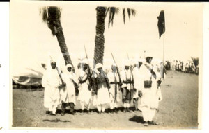 Fotografia d epoca originale 1928 CUFRA LIBIA Arrivo mehalla vittoriosa  Onori alla bandiera Foto 8x6 cm 1