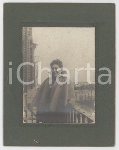 Fotografia d epoca originale 1930 ca LOMBARDIA Donna al balcone con mantella  Foto VINTAGE 14x18 cm 1