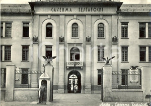 Cartolina originale da collezione 1956 AOSTA Facciata della caserma TESTAFOCHI *Cartolina  animata FG VG 1