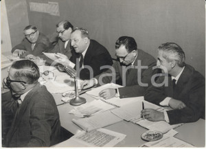 Fotografia d epoca originale 1957 TRIENNALE DI MILANO Ivan Matteo LOMBARDO presiede riunione Allestitori Foto 1