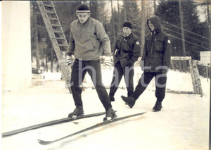 1956 OLIMPIADI CORTINA D'AMPEZZO - KAIAK (URSS) con fondisti giapponesi *Foto