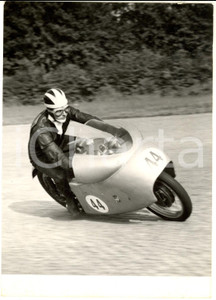 1954 MONZA GP delle Nazioni - Bill LOMAS su MV 4 cilindri 500 cc. *Foto Fotografia d'epoca con didascalia coeva.  CONDIZIONI: G (ma lieve sovraimpressione circolare)FORMATO: 13x18 cm     originale e autentica 1