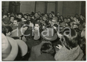 Fotografia d epoca originale 1955 BOLOGNA Sophia LOREN in città per la prima de Il segno di Venere Foto 1