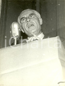 Fotografia d epoca originale 1955 ca MILANO Luigi LONGO vicesegretario PCI parla all assemblea del partito 1
