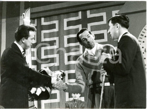 1958 LASCIA O RADDOPPIA? Mike BONGIORNO con il concorrente Sante OTTAVIANI *Foto