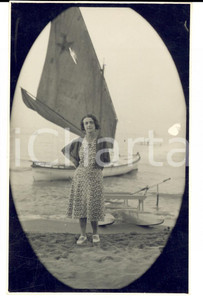Fotografia d epoca originale 1932 CATTOLICA RN Donna sulla spiaggia tra le barche Fotografia FP 1